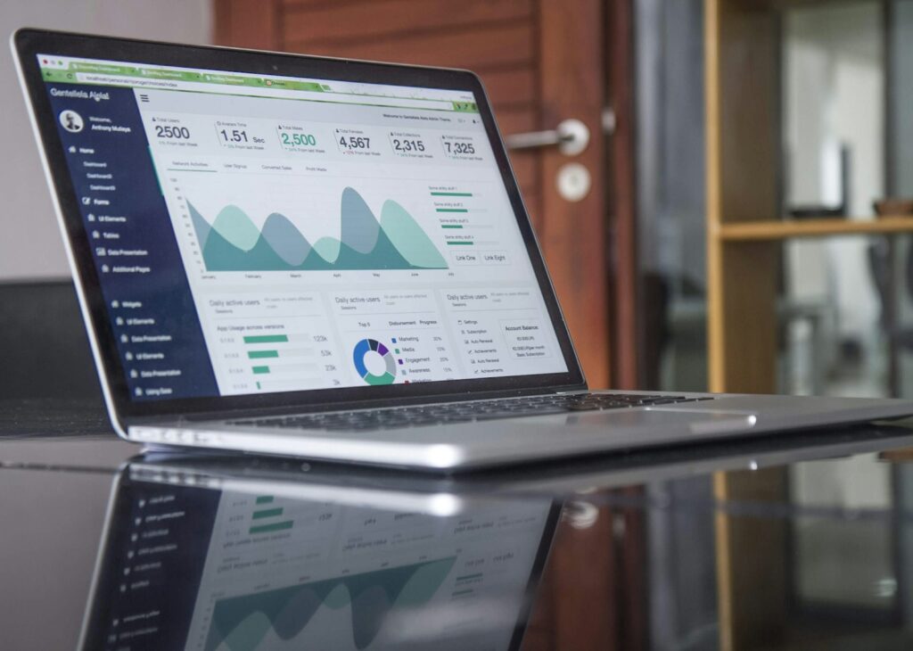 Laptop con statistiche su un tavolo
