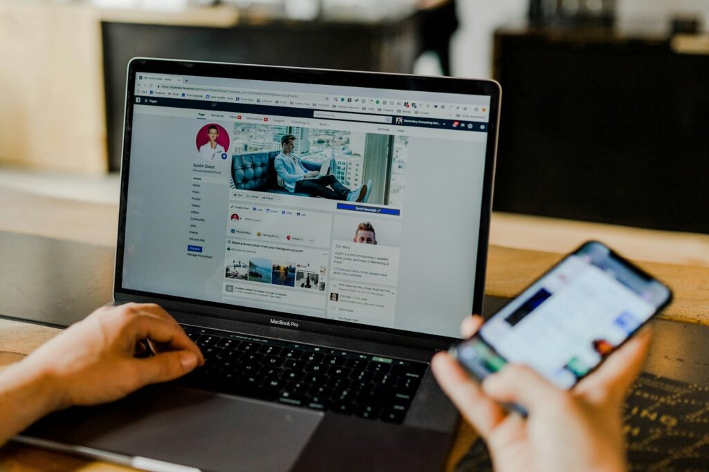 Persona che usa laptop e smartphone