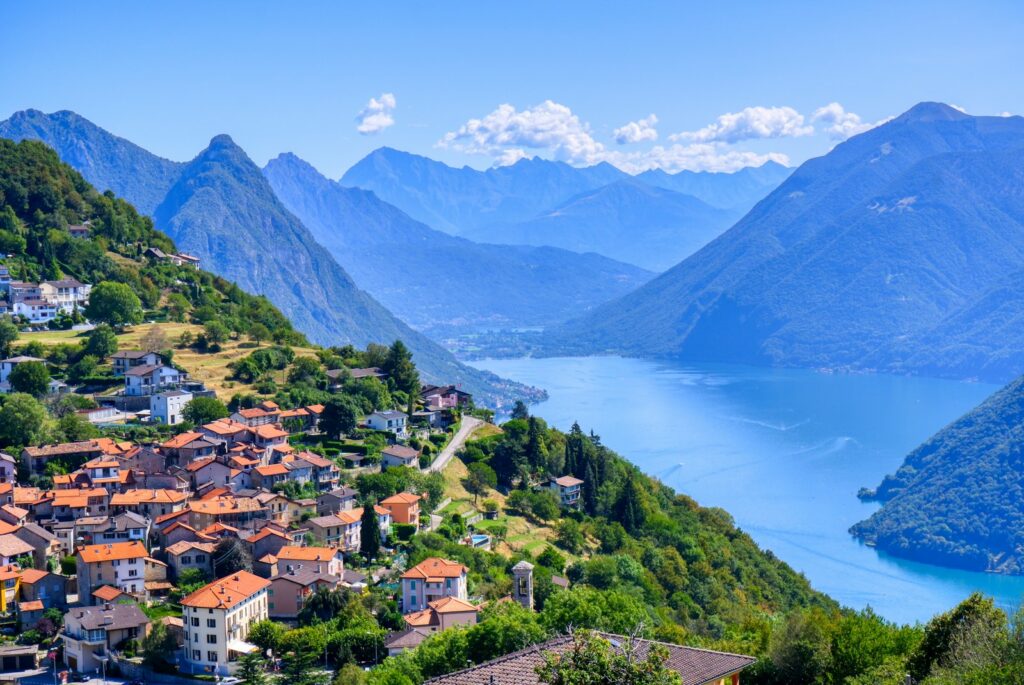 Veduta aerea di Lugano con lago e montagne